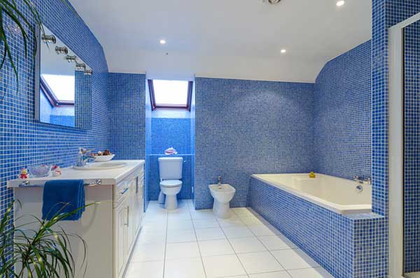 mavi-beyazin-banyolarda-harikalar-yaratmasi-icin-fikirler
